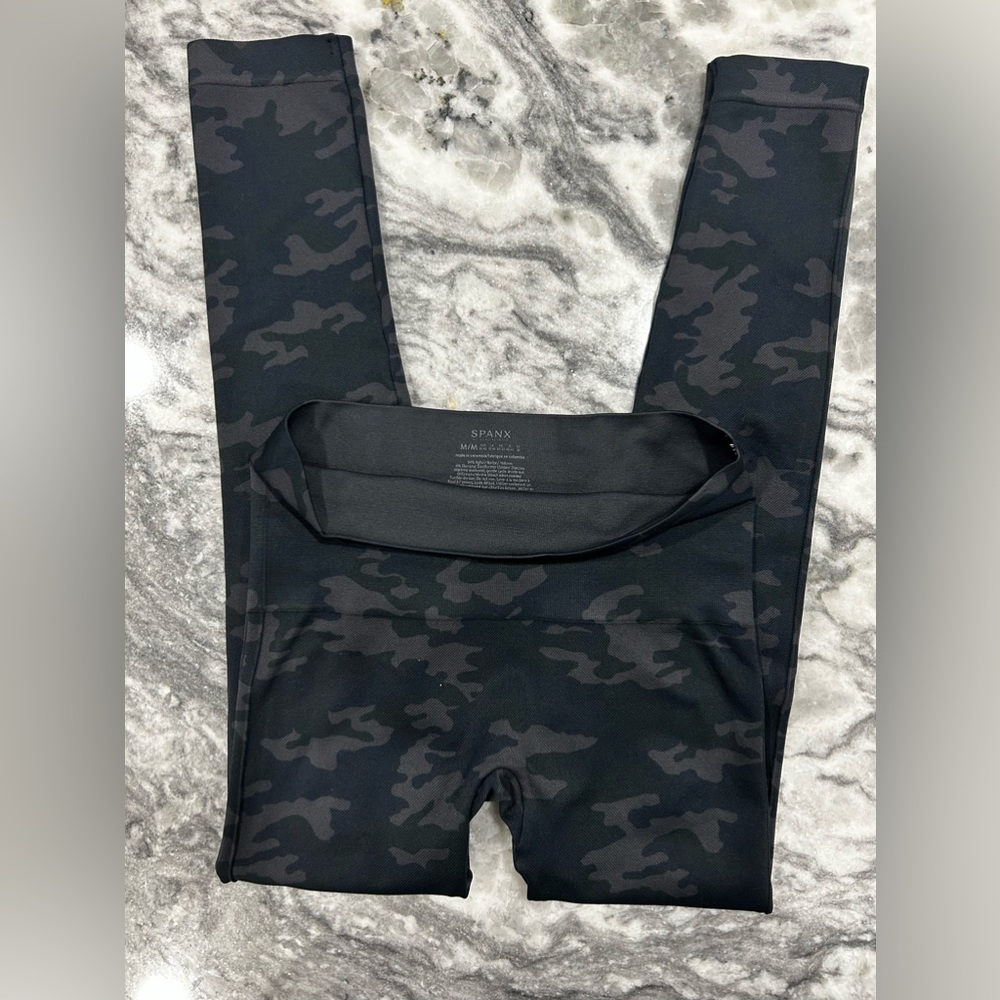 Spanx seamless black camo leggings size Medium